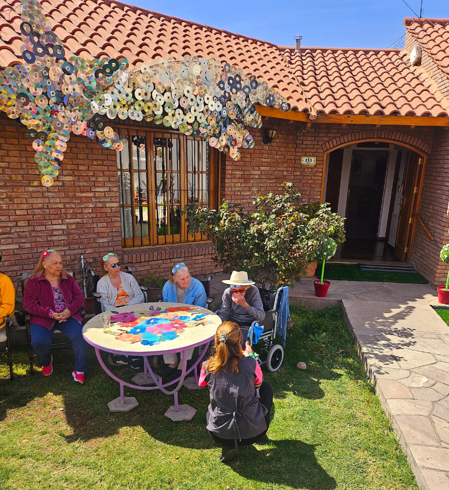 Residentes disfrutando en el jardín